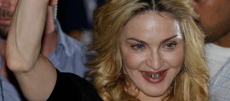 Madonna luciendo sus fundas de dientes doradas en Roma