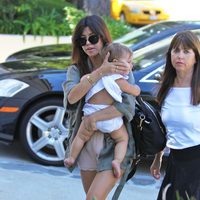 Kourtney Kardashian con su hija Penelope en brazos