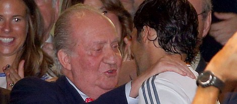 El Rey Juan Carlos hablando con Raúl González en el Trofeo Santiago Bernabéu 2013