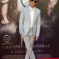 Jamie Campbell Bower en el photocall del estreno de 'Cazadores de Sombras: Ciudad de Hueso' en Madrid