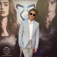 Jamie Campbell Bower en el photocall del estreno de 'Cazadores de Sombras: Ciudad de Hueso' en Madrid