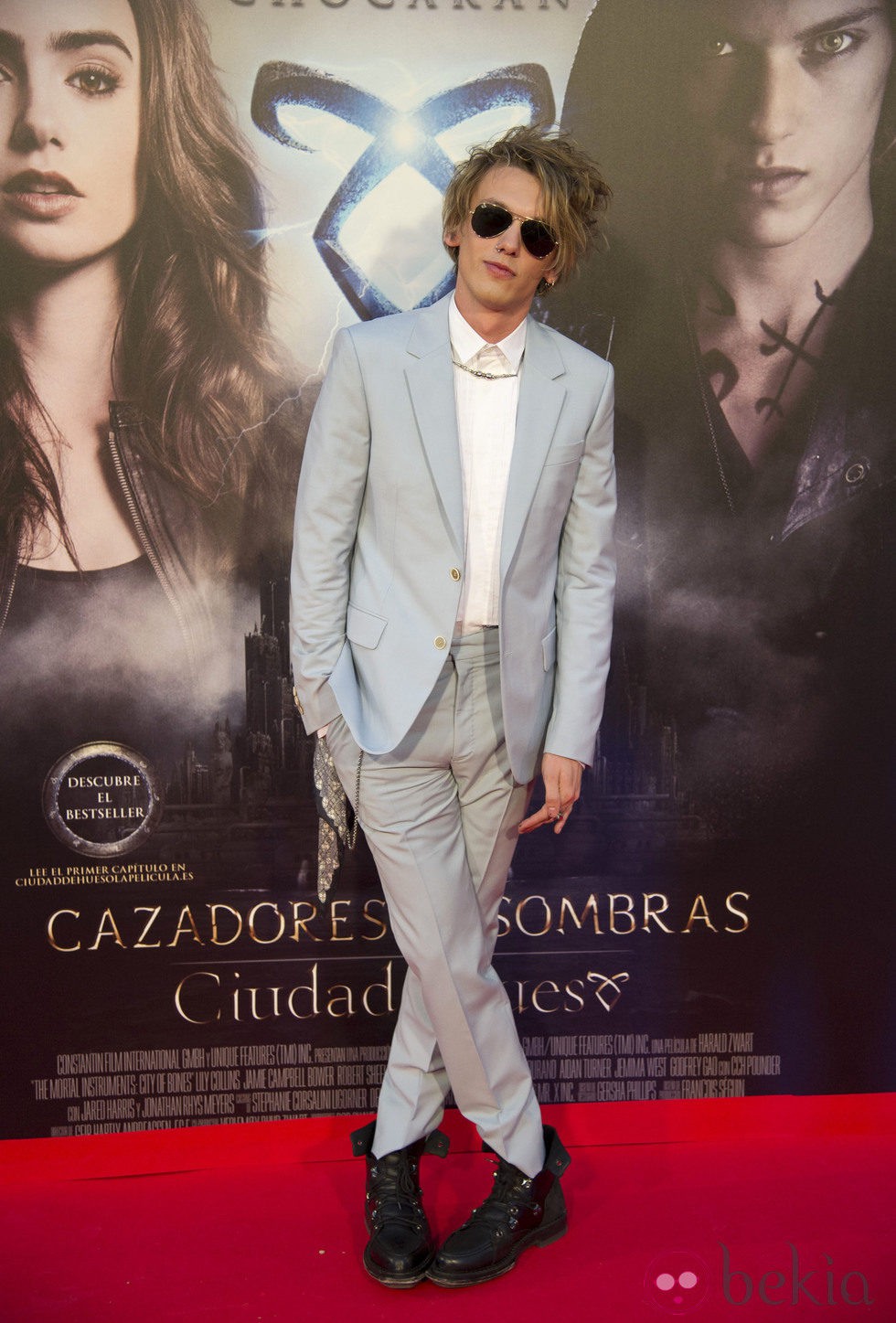 Jamie Campbell Bower en el photocall del estreno de 'Cazadores de Sombras: Ciudad de Hueso' en Madrid