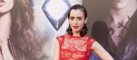 Lily Collins en el photocall del estreno de 'Cazadores de Sombras: Ciudad de Hueso' en Madrid