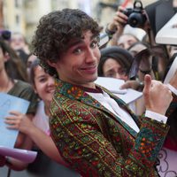 Robert Sheehan atiende a los fans en el estreno de 'Cazadores de Sombras: Ciudad de Hueso' en Madrid