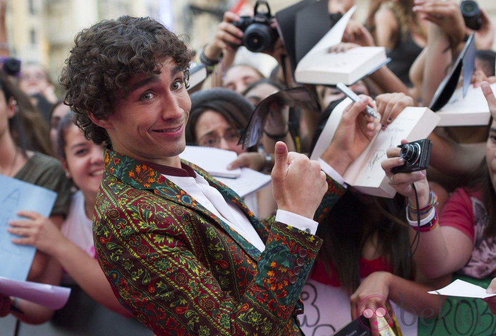 Robert Sheehan atiende a los fans en el estreno de 'Cazadores de Sombras: Ciudad de Hueso' en Madrid