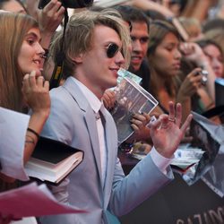 Jamie Campbell Bower atiende a los fans en el estreno de 'Cazadores de Sombras: Ciudad de Hueso' en Madrid