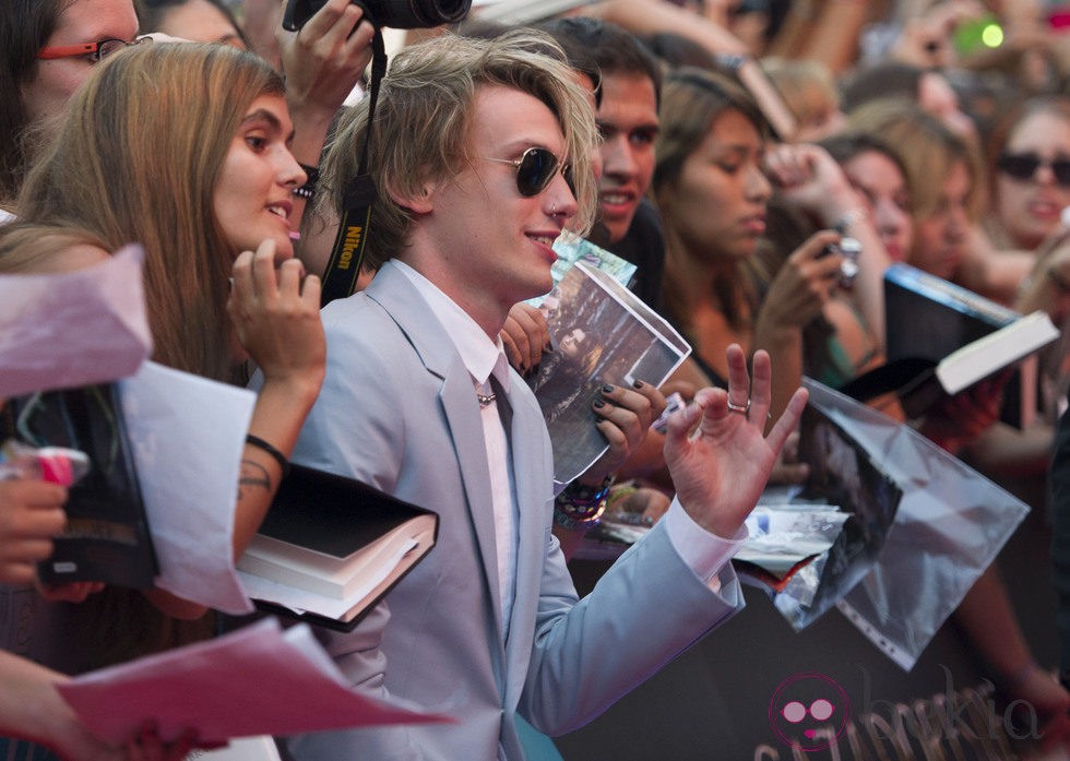 Jamie Campbell Bower atiende a los fans en el estreno de 'Cazadores de Sombras: Ciudad de Hueso' en Madrid