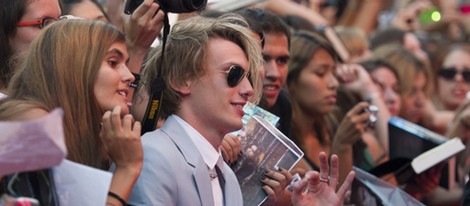 Jamie Campbell Bower atiende a los fans en el estreno de 'Cazadores de Sombras: Ciudad de Hueso' en Madrid