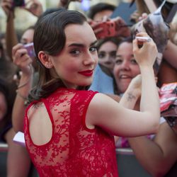 Lily Collins atiende a los fans en el estreno de 'Cazadores de Sombras: Ciudad de Hueso' en Madrid