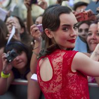 Lily Collins atiende a los fans en el estreno de 'Cazadores de Sombras: Ciudad de Hueso' en Madrid