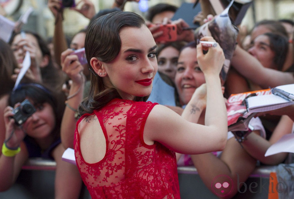 Lily Collins atiende a los fans en el estreno de 'Cazadores de Sombras: Ciudad de Hueso' en Madrid