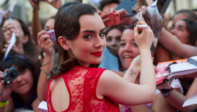 Lily Collins atiende a los fans en el estreno de 'Cazadores de Sombras: Ciudad de Hueso' en Madrid