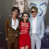 Robert Sheehan, Lily Collins y Jamie Campbell Bower en el estreno de 'Cazadores de Sombras: Ciudad de Hueso' en Madrid