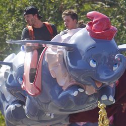 David Beckham con su hijo Brooklyn en un Dumbo volador en Disneyland