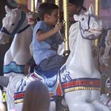 Cruz Beckham en los caballitos de Disneyland