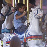 Cruz Beckham en los caballitos de Disneyland