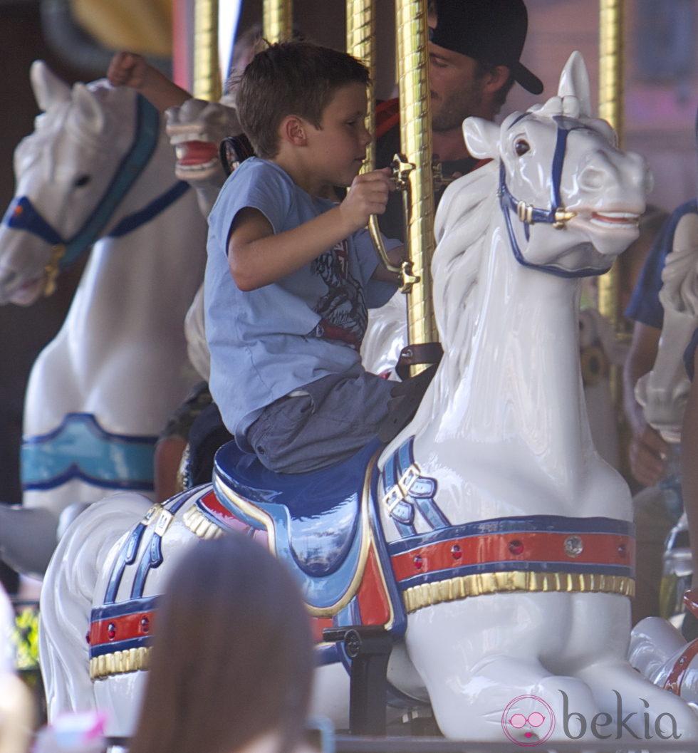 Cruz Beckham en los caballitos de Disneyland