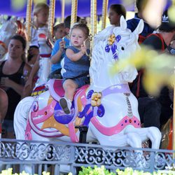 Harper Seven subida en los caballitos de Disneyland