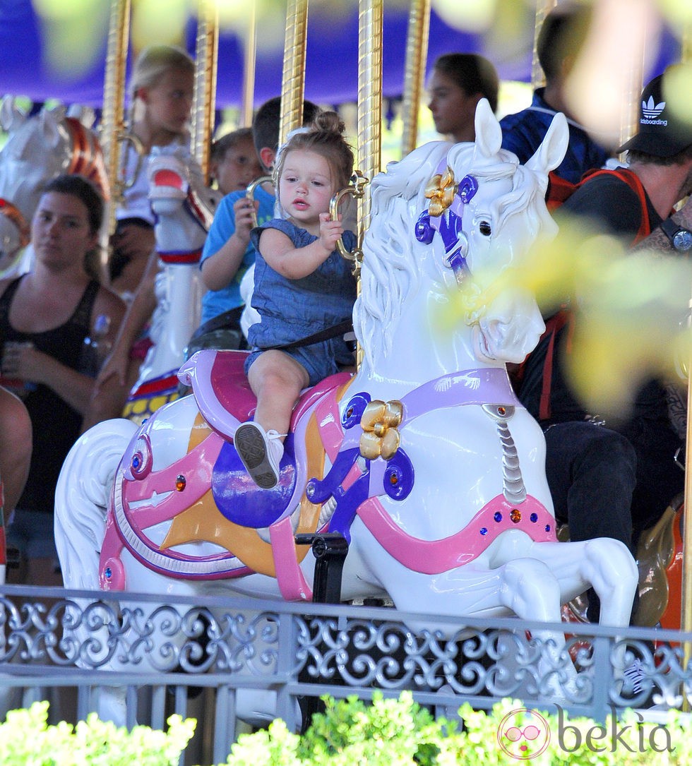 Harper Seven subida en los caballitos de Disneyland