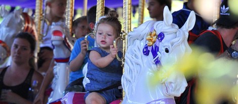 Harper Seven subida en los caballitos de Disneyland