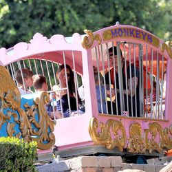 David y Victoria Beckham con sus cuatro hijos en Disneyland