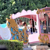 David y Victoria Beckham con sus cuatro hijos en Disneyland