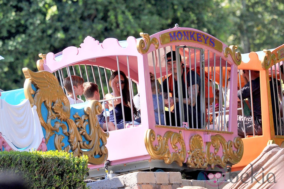 David y Victoria Beckham con sus cuatro hijos en Disneyland