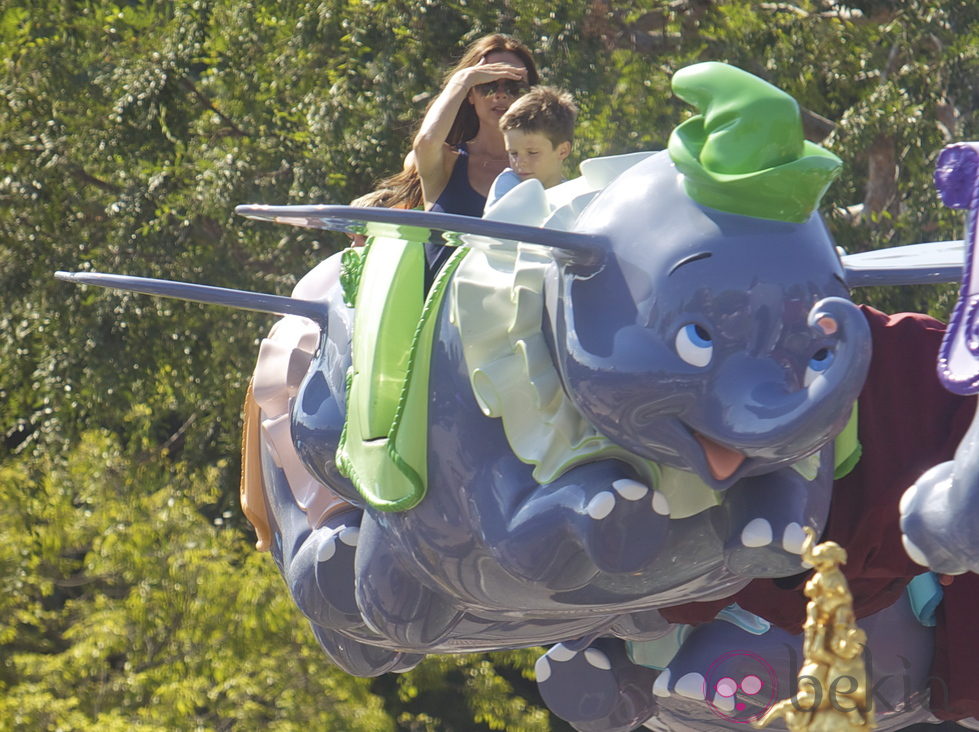 Victoria Beckham con su hijo Cruz subidos en un Dumbo volador en Disneyland