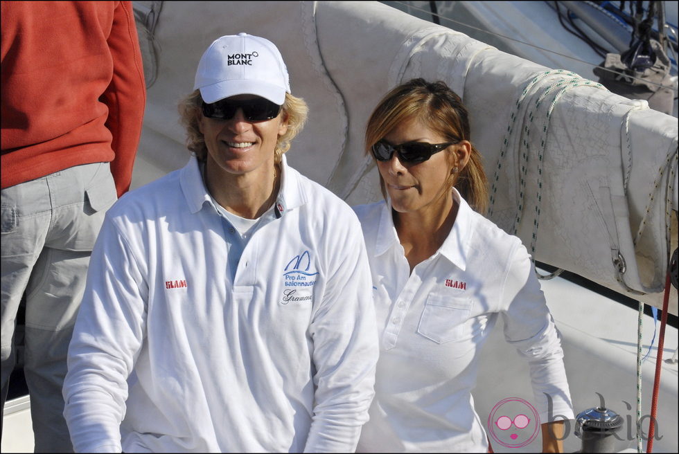 Álvaro Bultó e Ivonne Reyes subidos en un barco