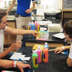 Robert Pattinson haciendo manualidades con los niños del Children´s Hospital de California