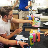 Robert Pattinson haciendo manualidades con los niños del Children´s Hospital de California