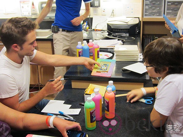 Robert Pattinson haciendo manualidades con los niños del Children´s Hospital de California