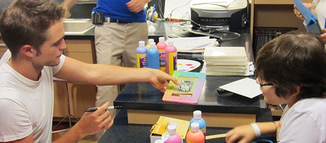 Robert Pattinson haciendo manualidades con los niños del Children´s Hospital de California