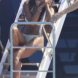 Naomi Campbell en la cubierta de un barco en Formentera