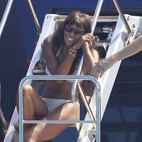 Naomi Campbell en la cubierta de un barco en Formentera