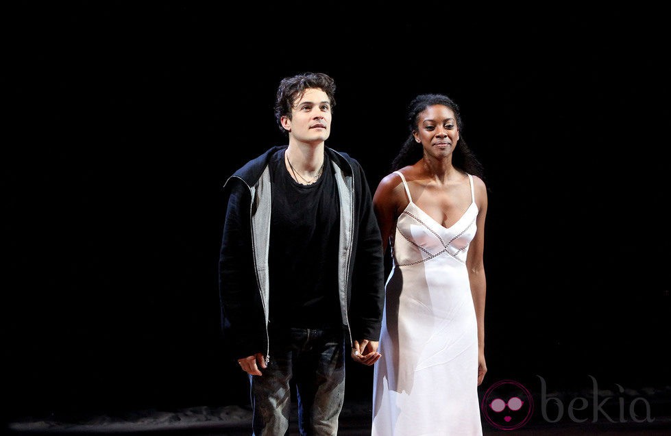 Orlando Bloom y Condola Rashad interpretando a Romeo y Julieta en Broadway