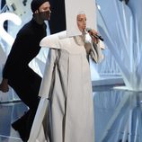 Lady Gaga vestida de monja durante su actuación en los MTV VMA 2013