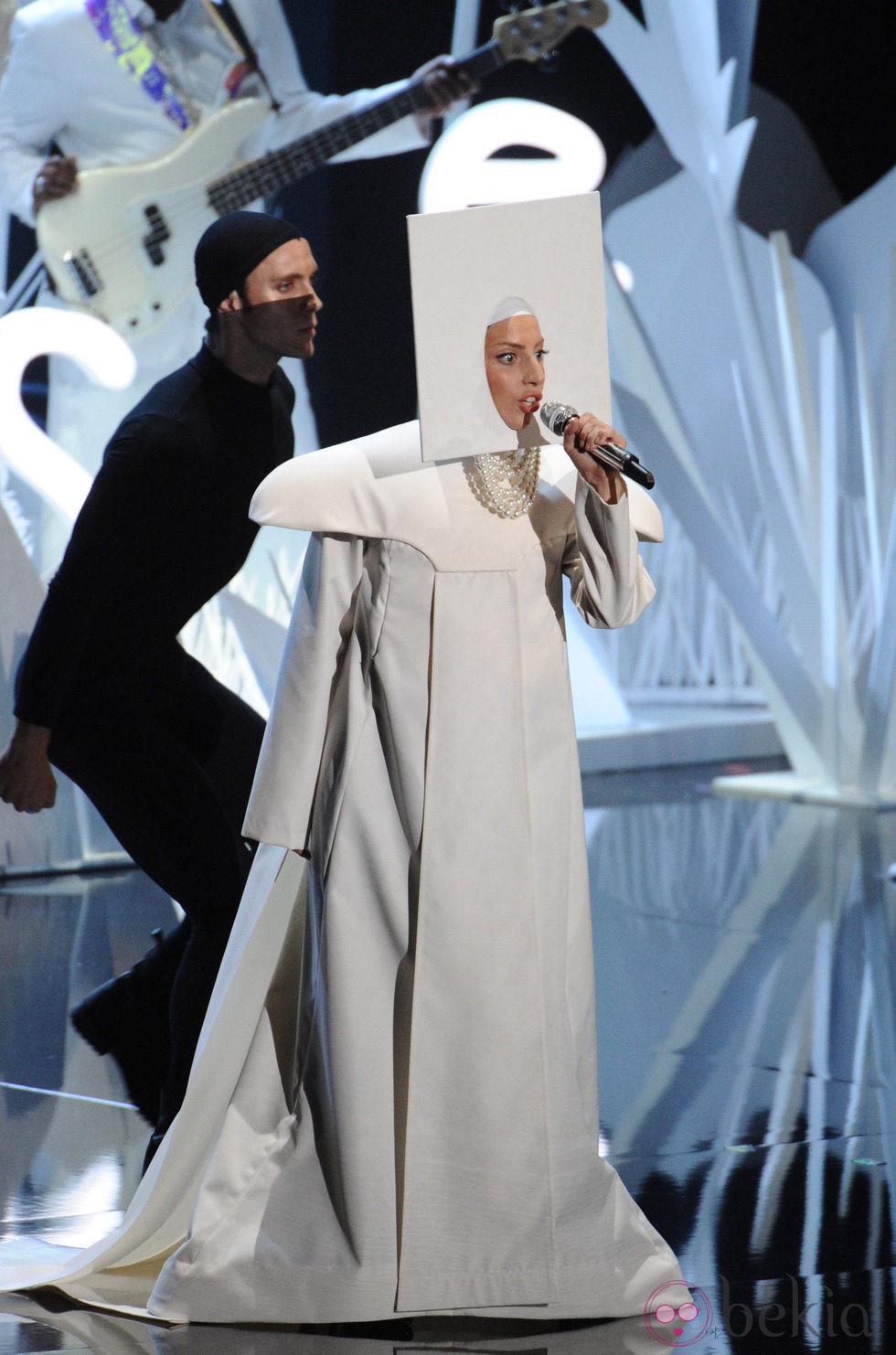 Lady Gaga vestida de monja durante su actuación en los MTV VMA 2013