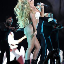 Lady Gaga muy sexy durante su actuación en los MTV VMA 2013