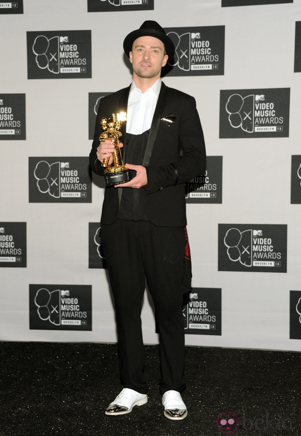 Justin Timberlake posando con su premio MTV VMA 2013