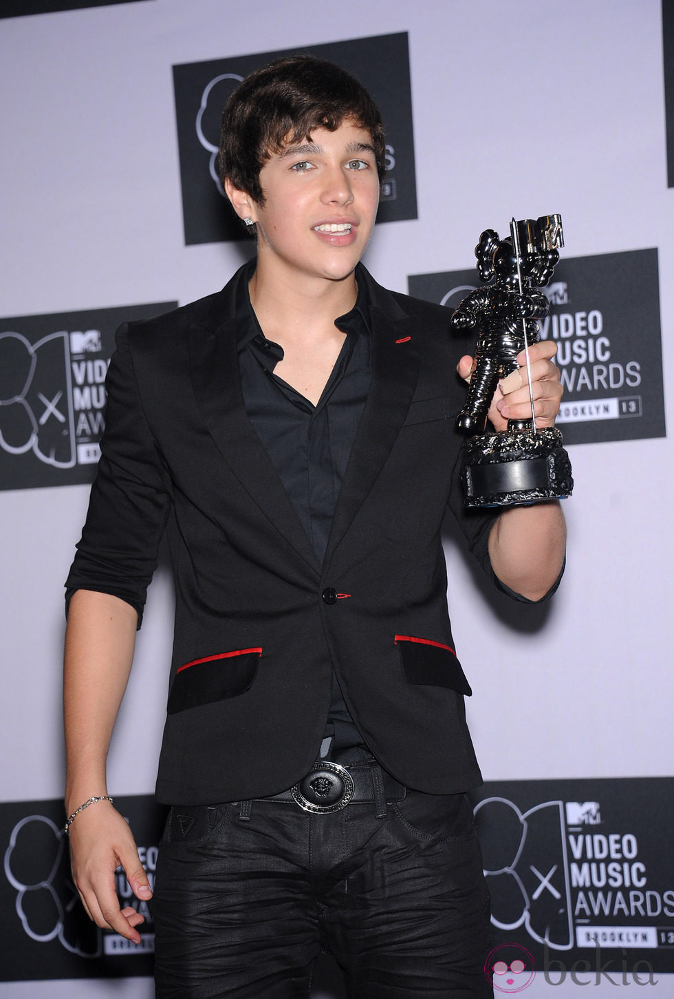 Austin Mahone posando con su premio MTV VMA 2013