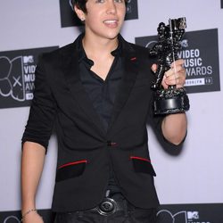 Austin Mahone posando con su premio MTV VMA 2013