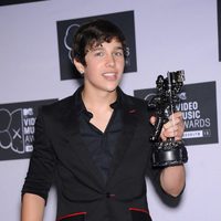 Austin Mahone posando con su premio MTV VMA 2013