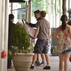 Alec Baldwin con su hija Carmen Gabriela en el portabebés a su llegada a casa