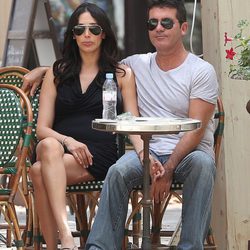 Simon Cowell y Lauren Silverman toman algo en Saint Tropez