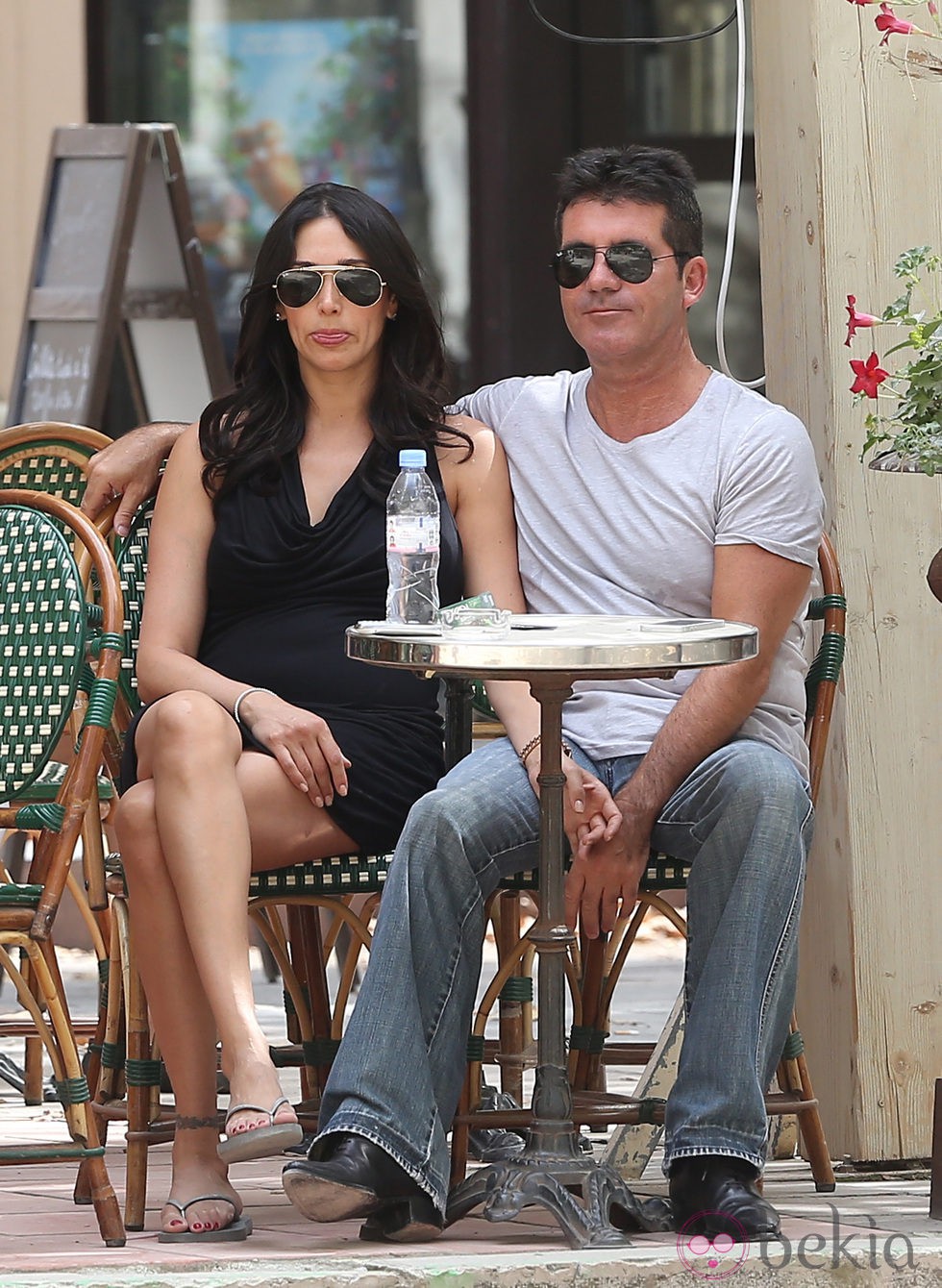 Simon Cowell y Lauren Silverman toman algo en Saint Tropez