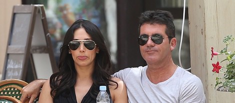 Simon Cowell y Lauren Silverman toman algo en Saint Tropez