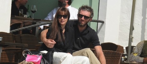 Monica Bellucci y Vincent Cassel abrazados en Málaga