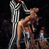 Miley Cyrus y Robin Thicke bailando sexualmente durante su actuación en los MTV VMA 2013