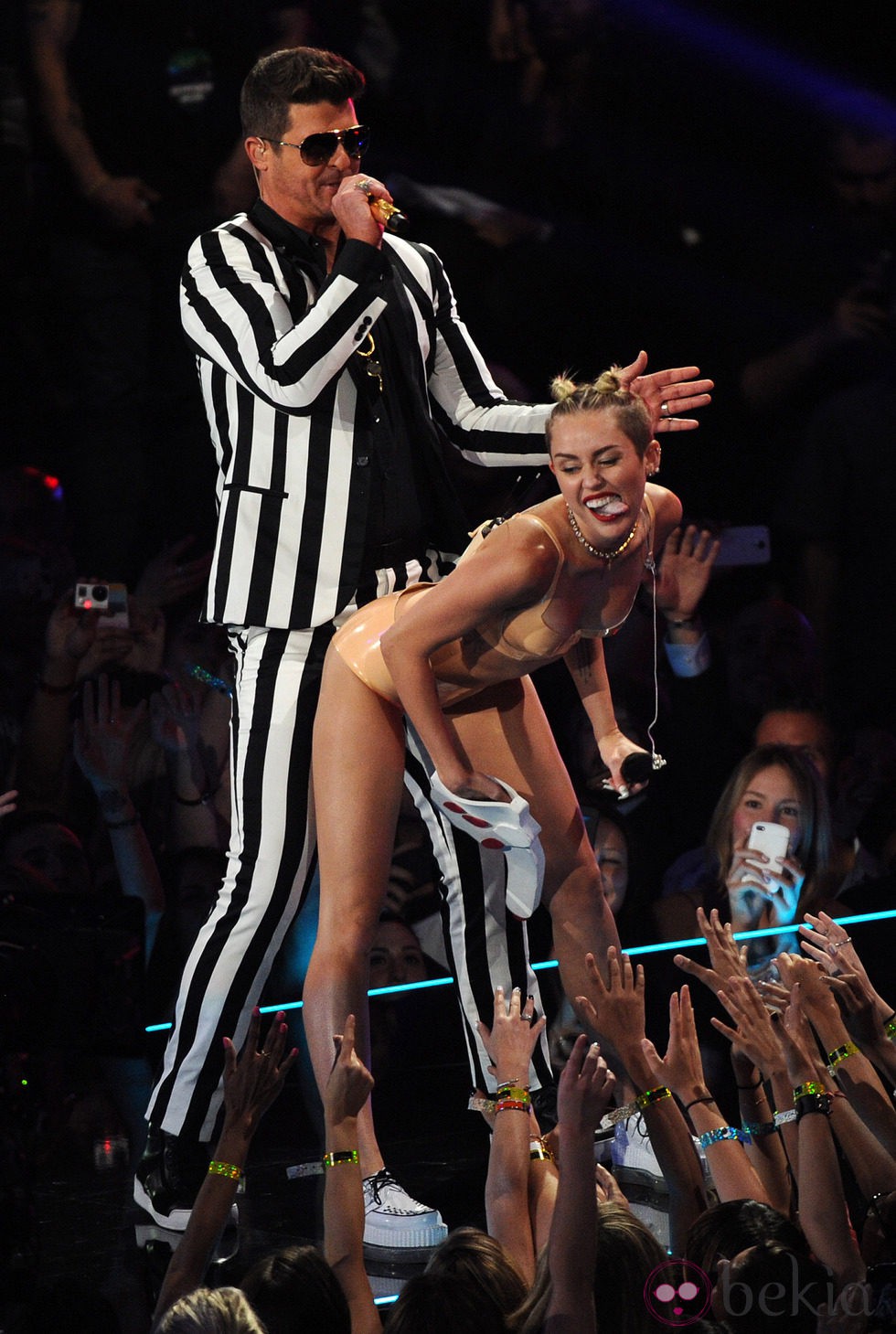 Miley Cyrus y Robin Thicke bailando sexualmente durante su actuación en los MTV VMA 2013